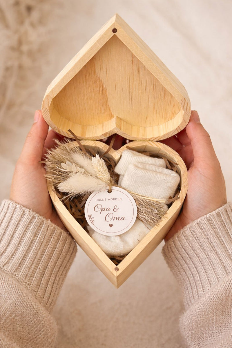 Zwangerschapsaankondiging Opa en Oma – Unieke Houten Hart Cadeaubox met Babysokjes