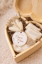 Zwangerschapsaankondiging Opa en Oma – Unieke Houten Hart Cadeaubox met Babysokjes