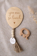 Houten ballon met tekst "You are so loved"