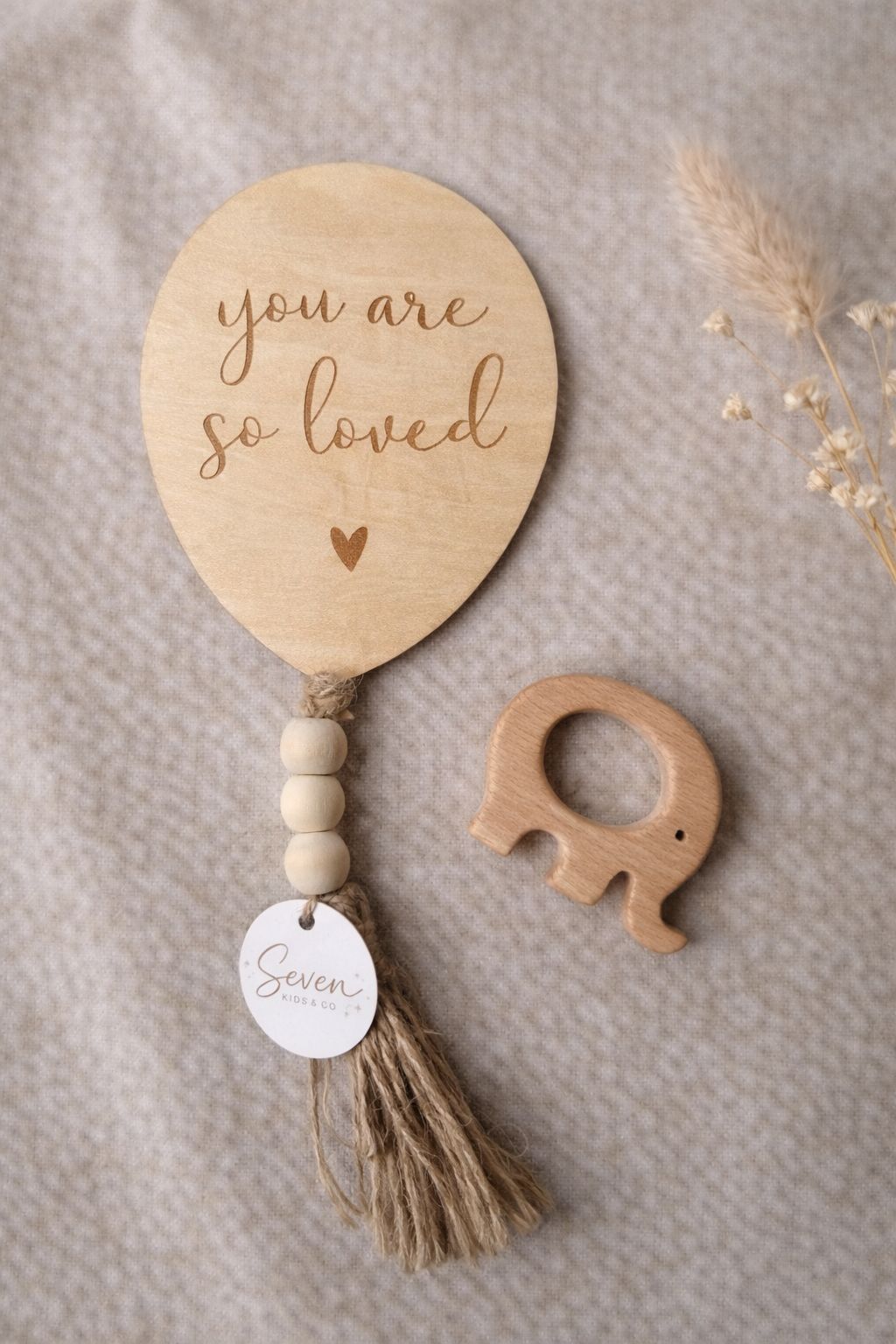 Houten ballon met tekst "You are so loved"