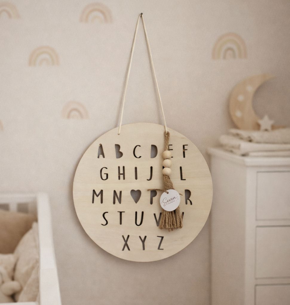 Houten cirkel met uitgesneden alfabet letters