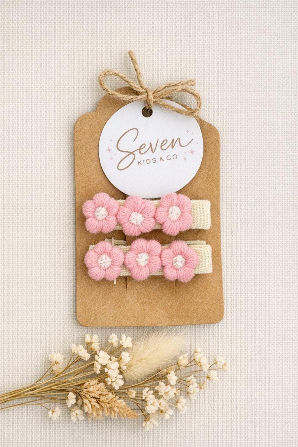 rechte haarclipjes van stof in gebroken wit met drie roze bloemen